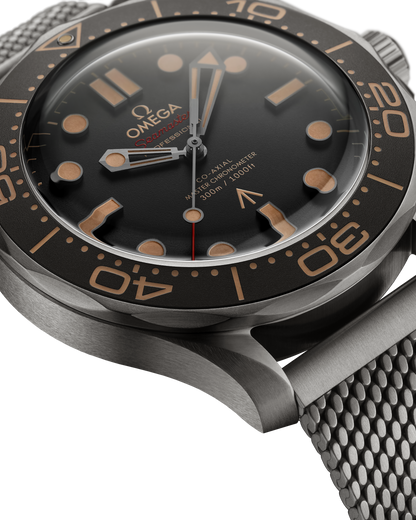 OMEGA Seamaster Diver 300M 007 Edition - ângulo 2
